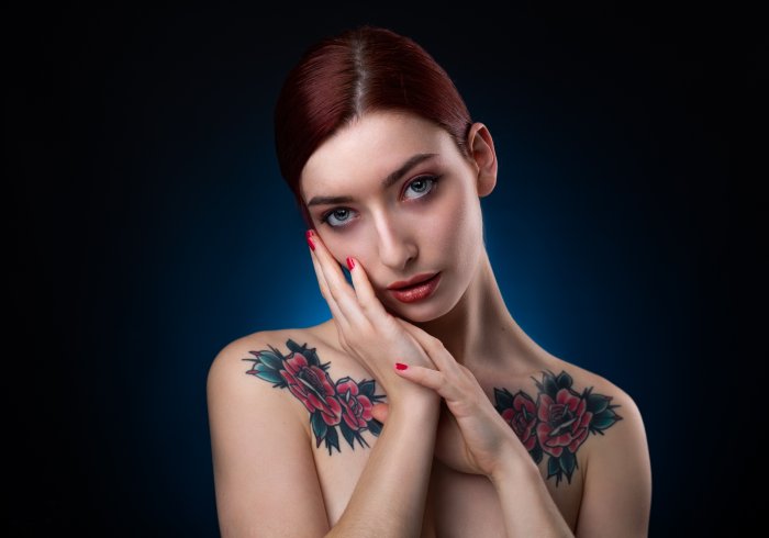 Тату на спине черно белая