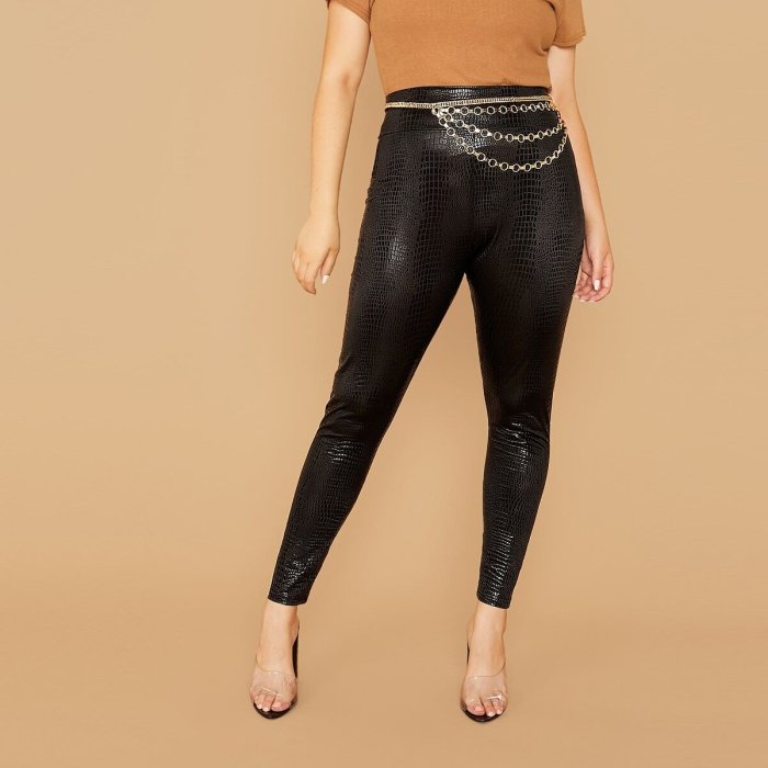 Стильный образ для девушки 2022 с кожаными брюками