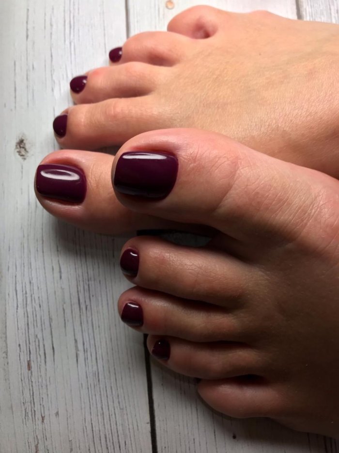 Педикюр бордо