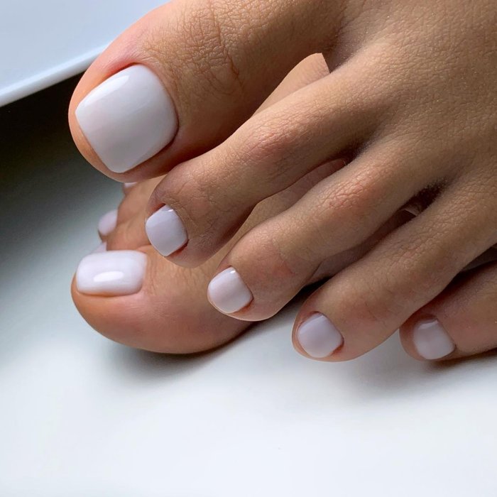 Летний педикюр однотонный