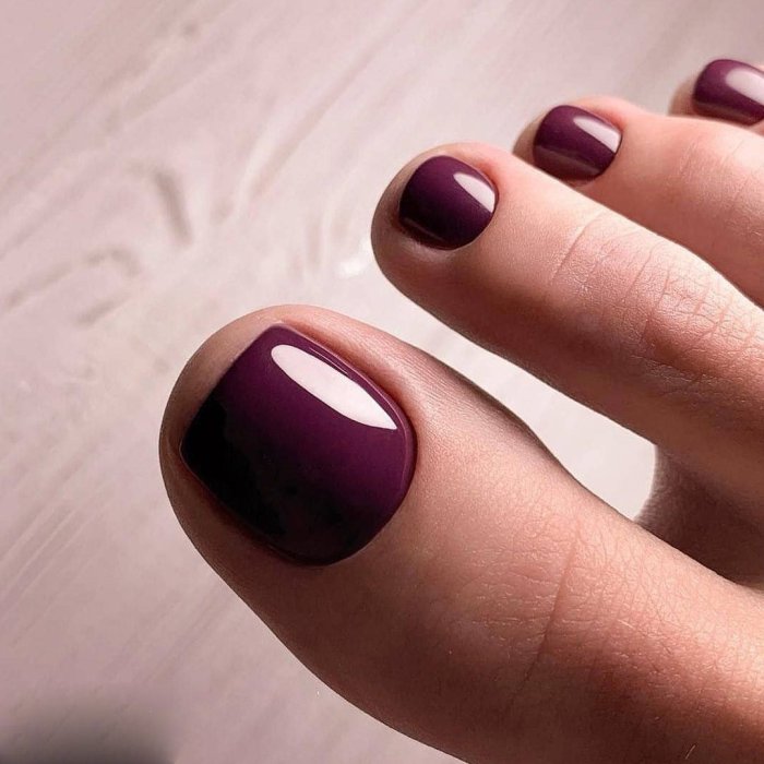 Темно красный педикюр