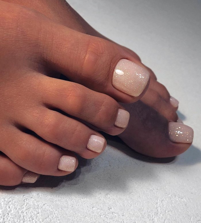 Нюдовый педикюр 2021 модные тенденции