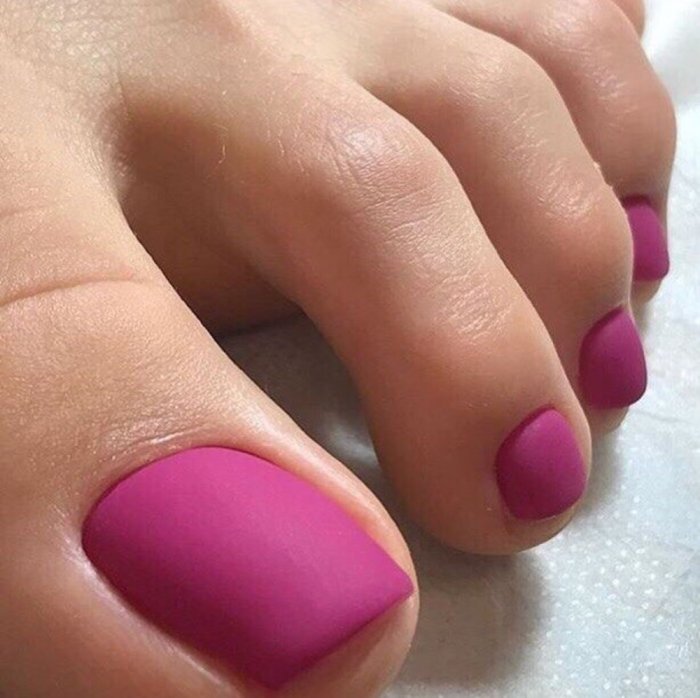 Летний педикюр однотонный