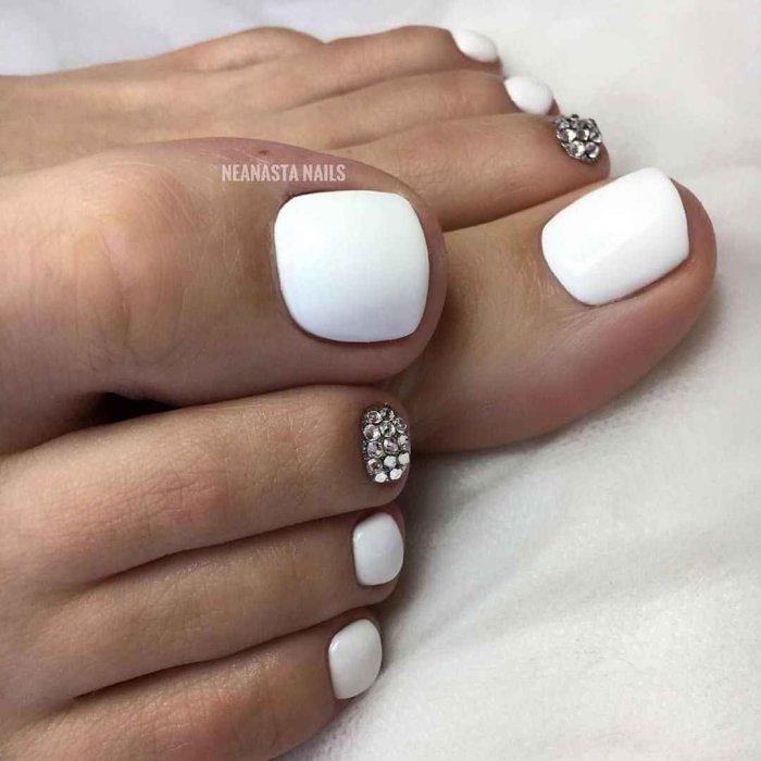 Белый педикюр