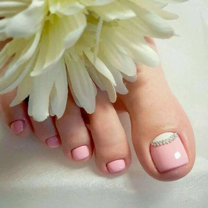 Нежный педикюр