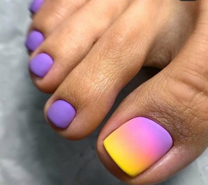 Педикюр яркий летний