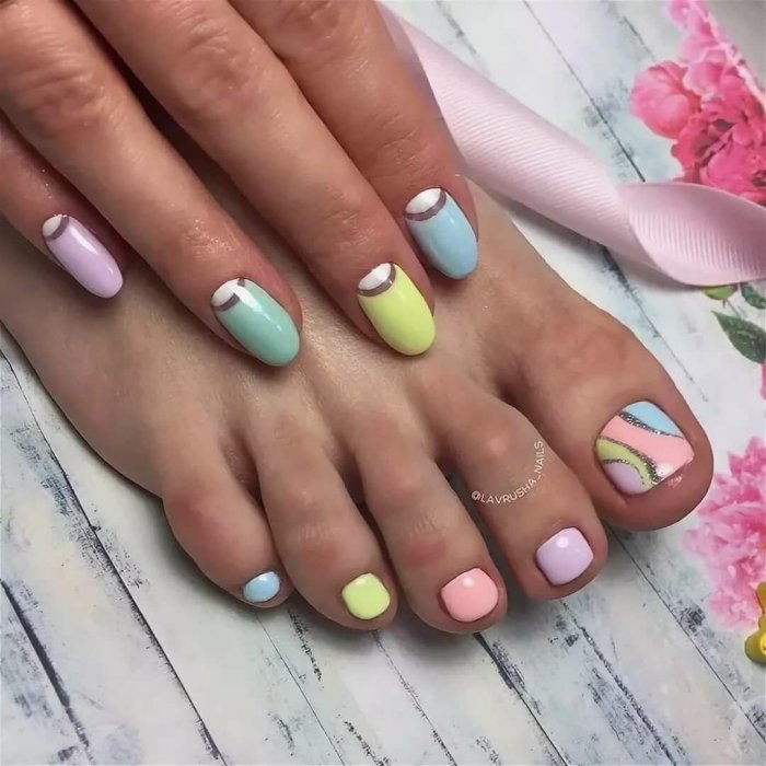 Разноцветный маникюр и педикюр