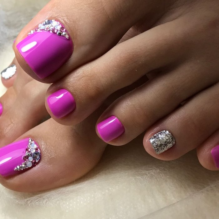 Педикюр розовый