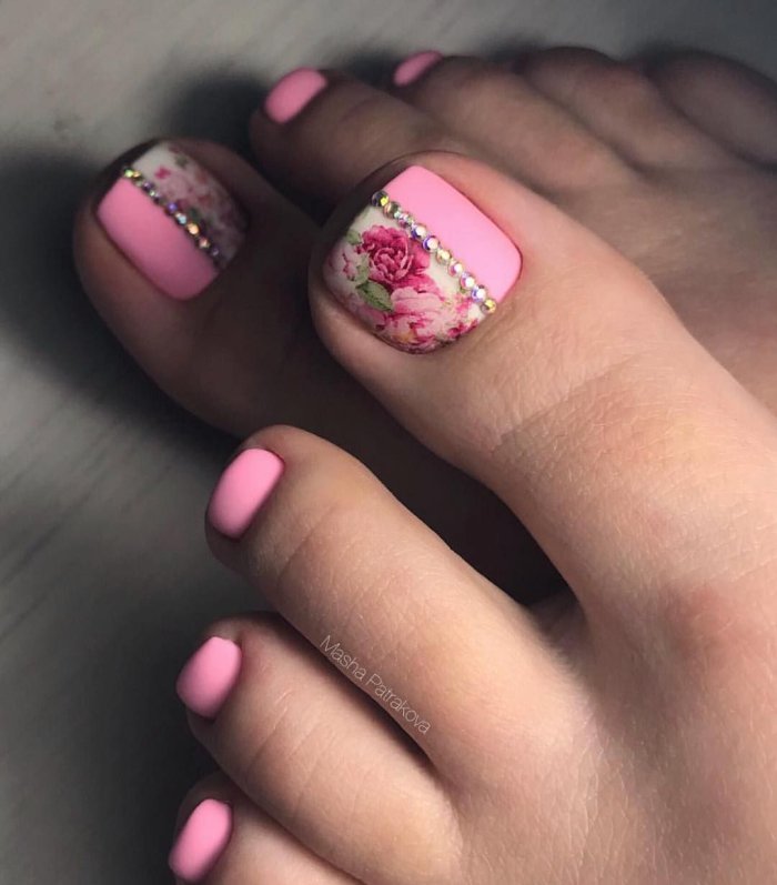 Педикюр с цветочками