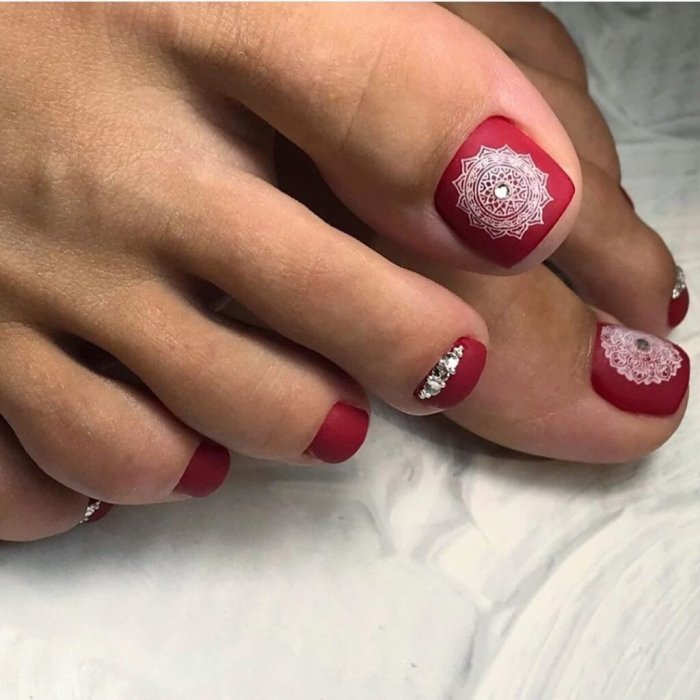 Модный педикюр со стемпингом