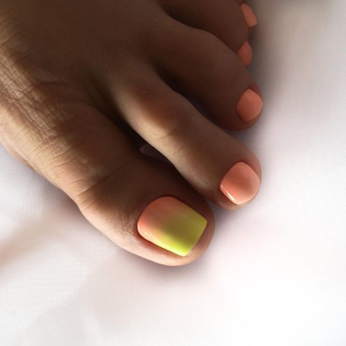 Педикюр летний градиент