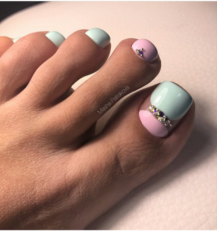 Летний педикюр со стразами