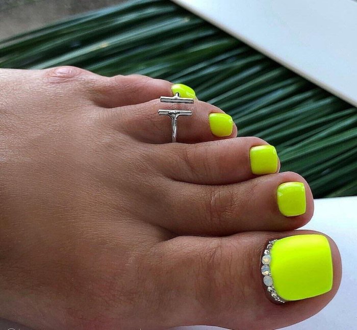 Яркий педикюр