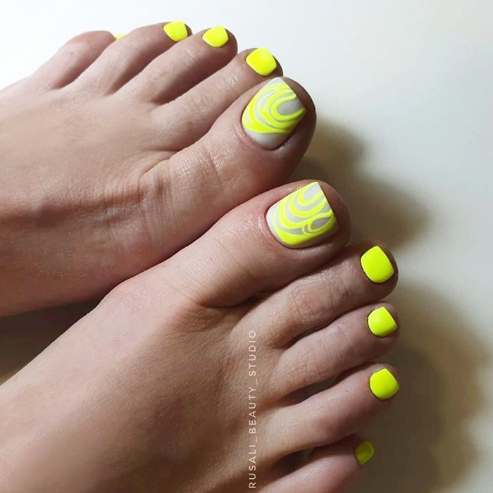 Яркий педикюр