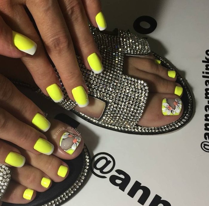 Педикюр яркий летний