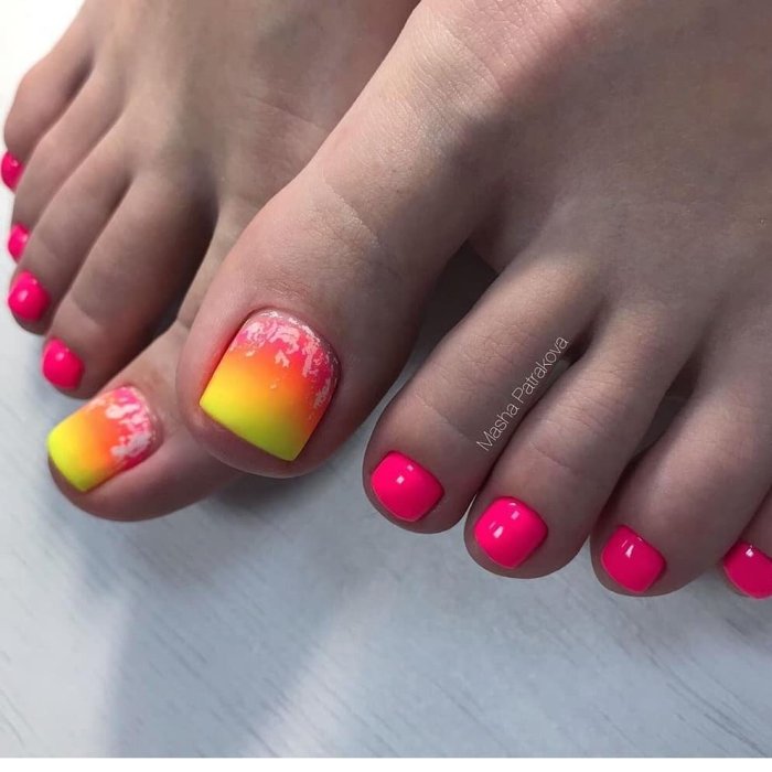 Серо желтый педикюр