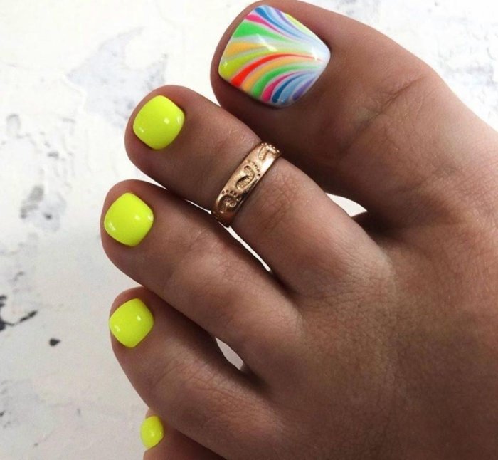 Разноцветный педикюр