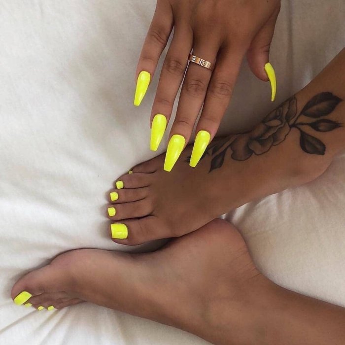 Педикюр зеленый