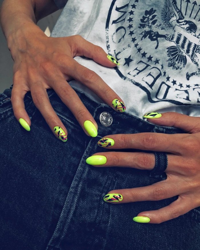 Яркий летний педикюр 2021