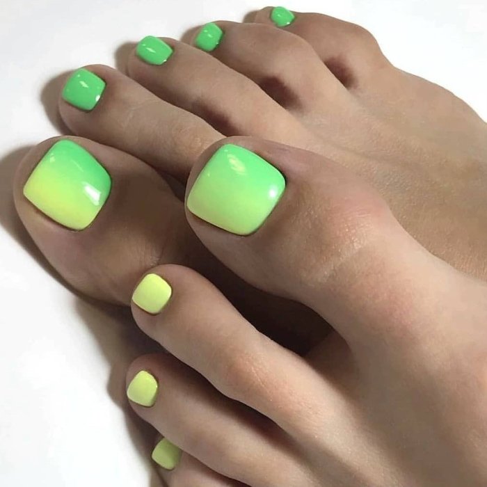 Оранжевый педикюр