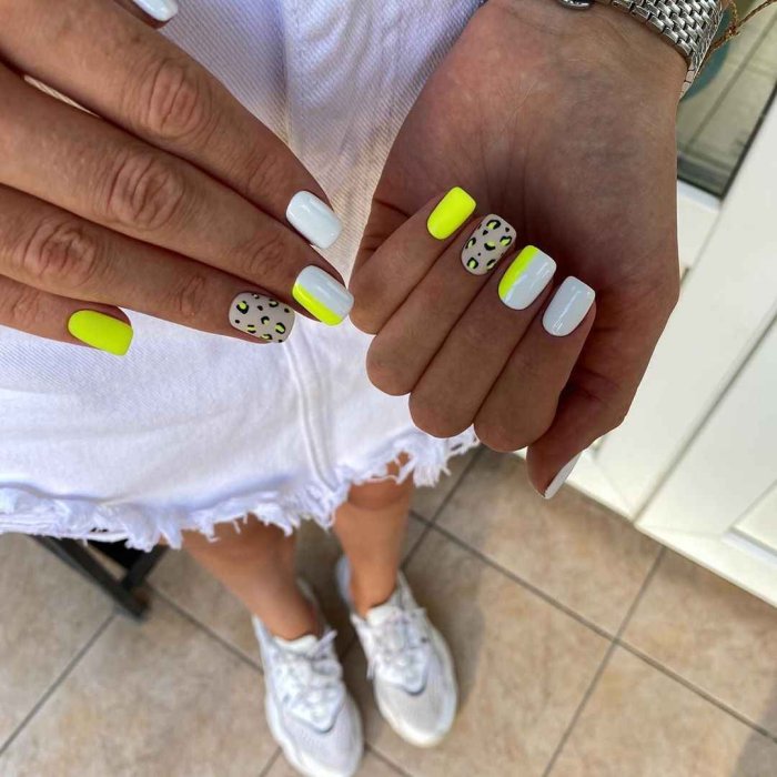 Педикюр в мятных тонах