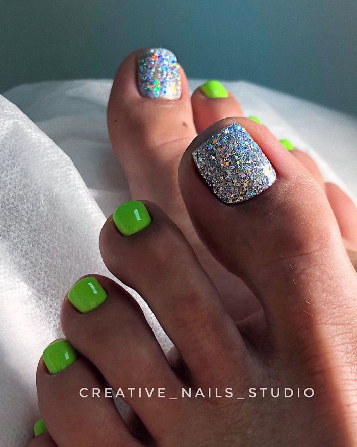 Яркий педикюр