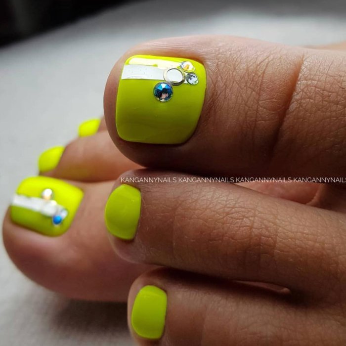 Педикюр дизайн 2021