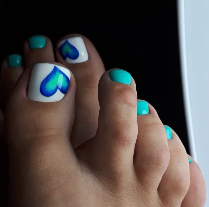 Педикюр зеленого цвета с дизайном