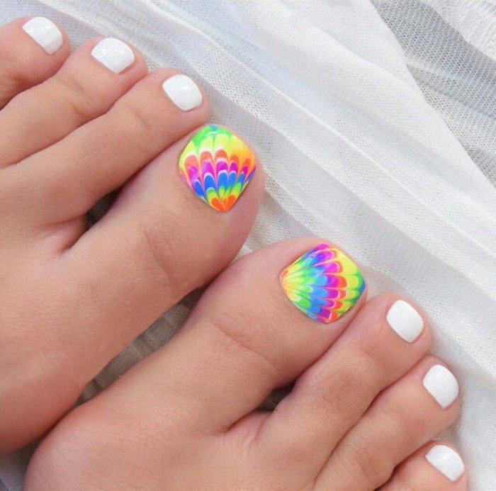 Яркие ногти на море