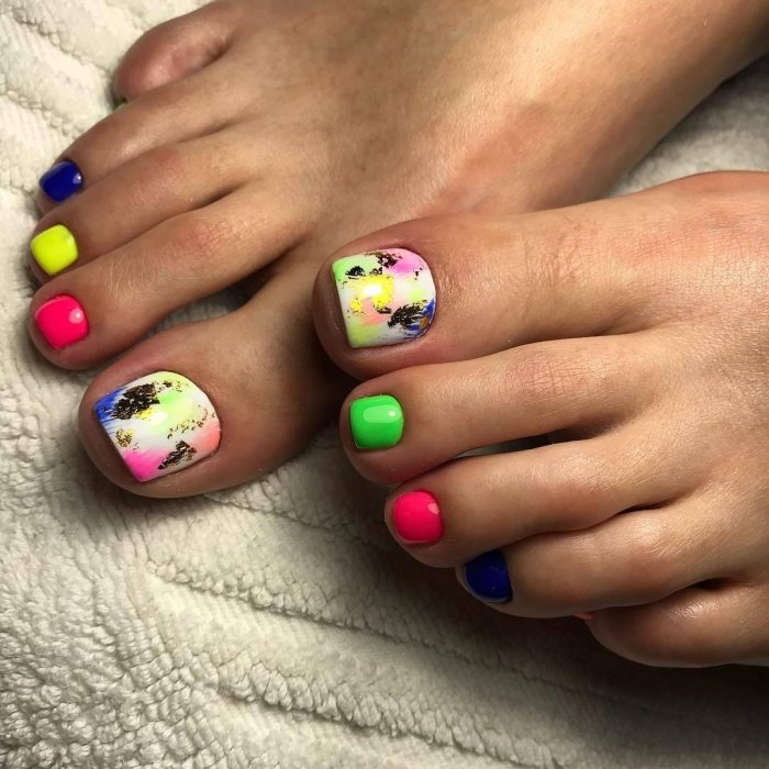 Педикюр 2021 розово желтый