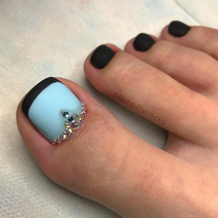 Черный педикюр со стразами