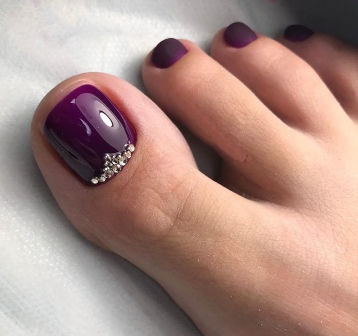 Педикюр со стразами