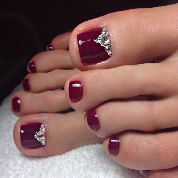 Педикюр бордовый