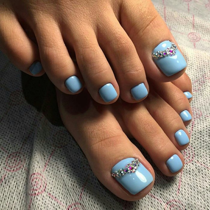 Педикюр голубого цвета
