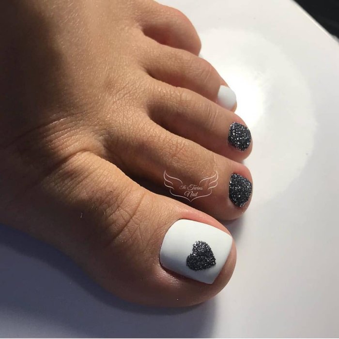 Двухцветный педикюр