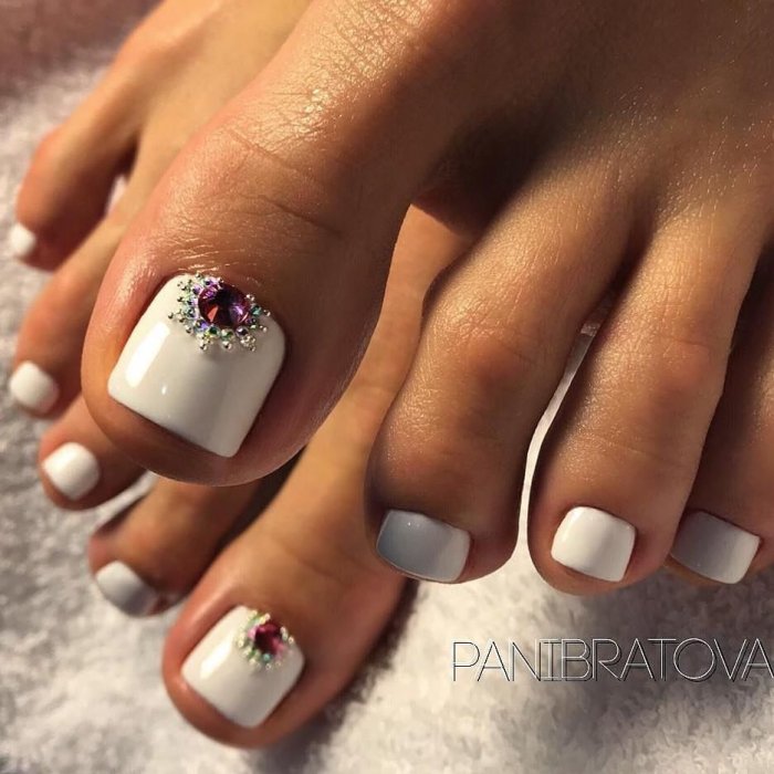 Белый педикюр со стразами