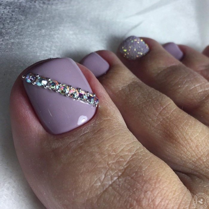 Педикюр с блестками и стразами