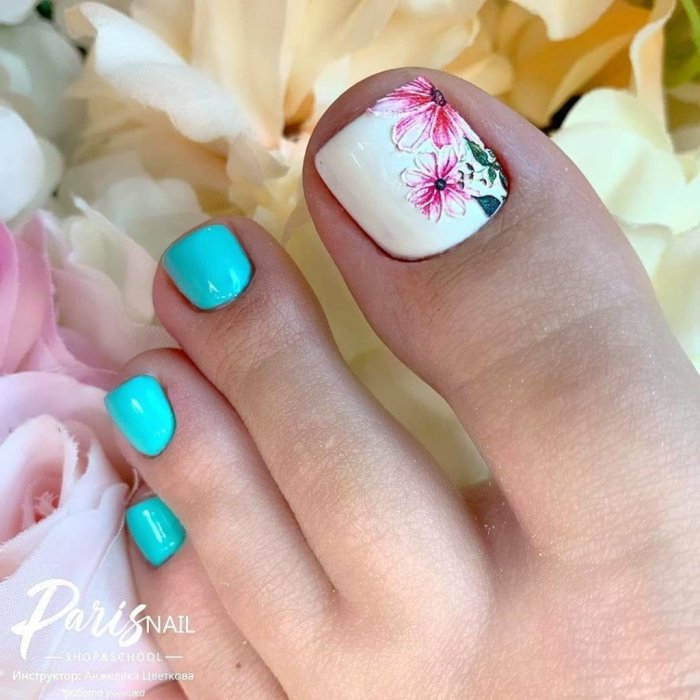 Голубой педикюр