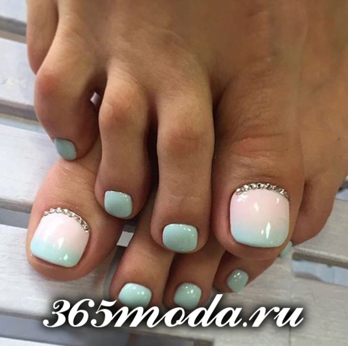 Бирюзовый педикюр