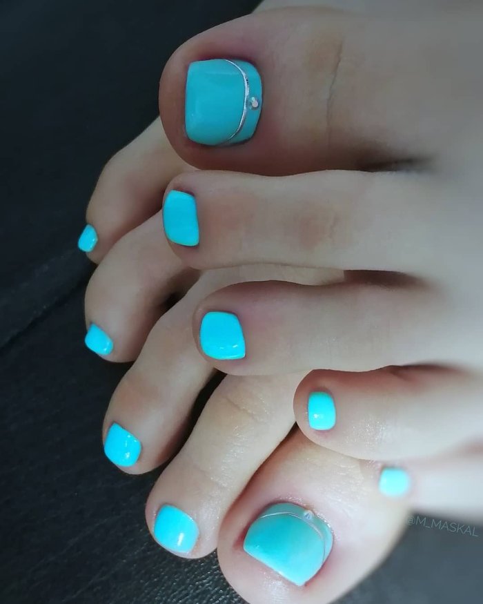 Педикюр голубой с белым