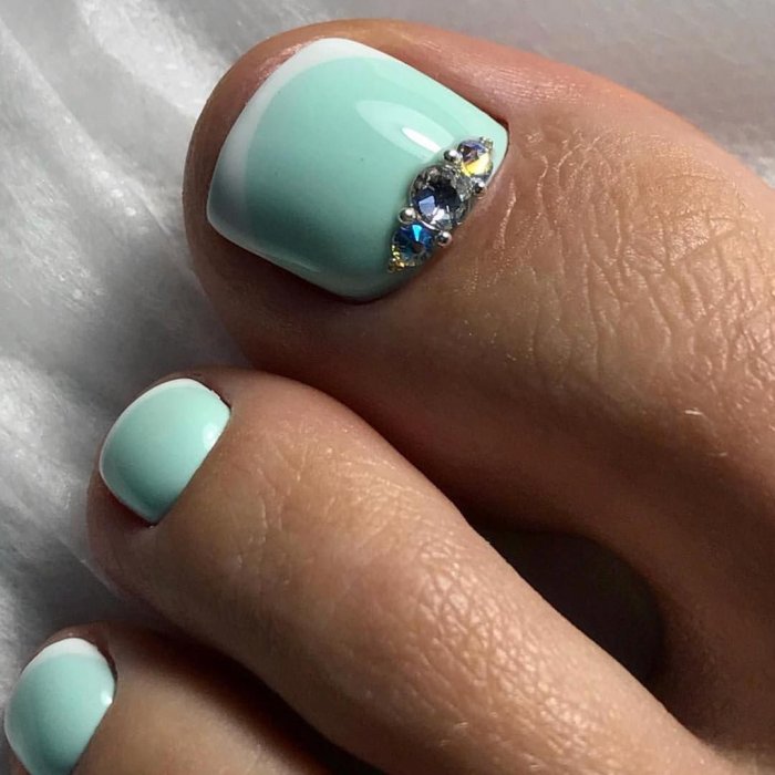 Бирюзовый педикюр