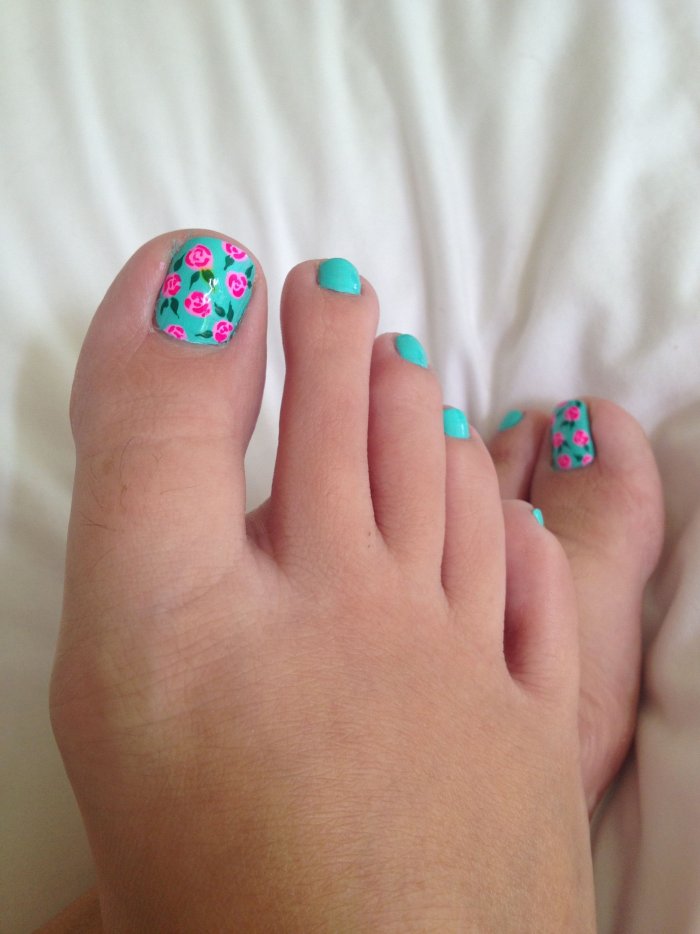 Педикюр розовый с зеленым