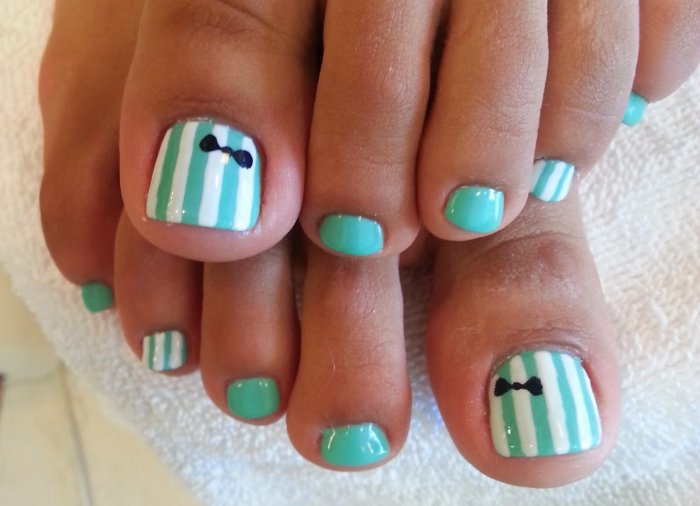 Мятный маникюр на короткие ногти