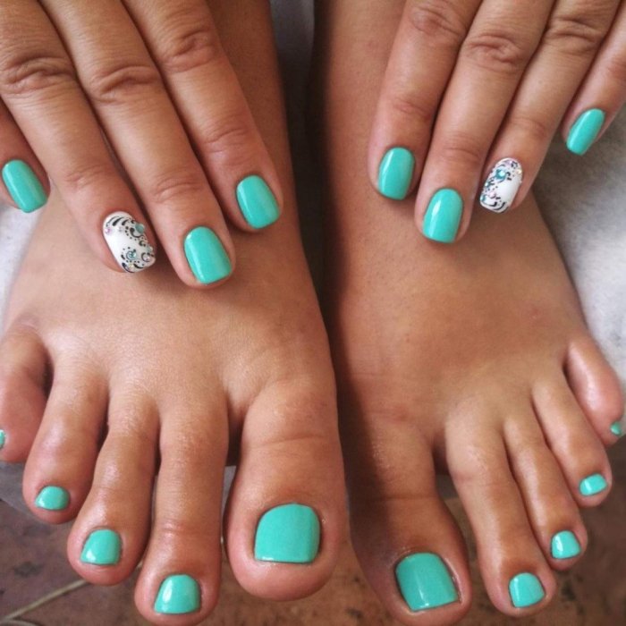 Бирюзовый педикюр