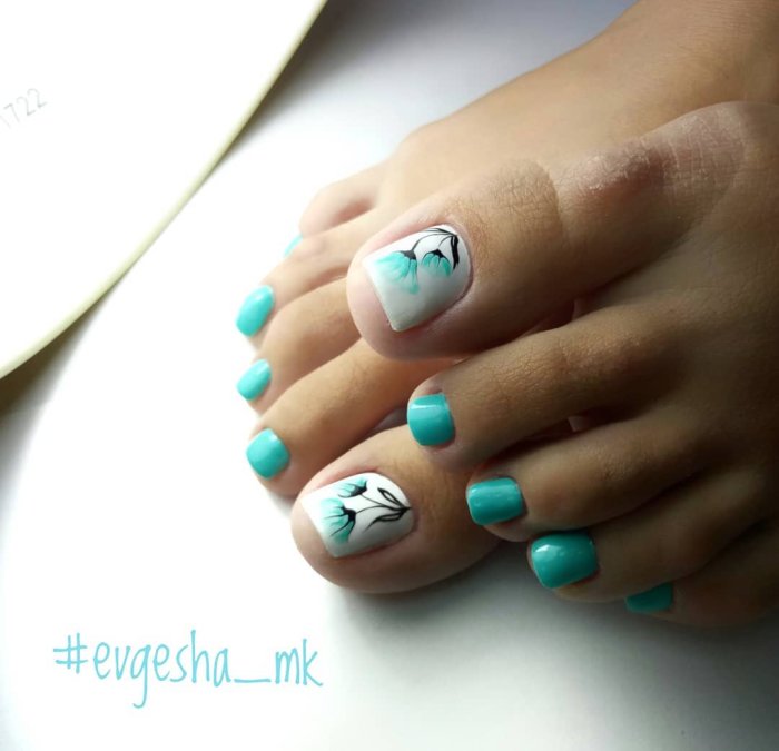 Мятный педикюр