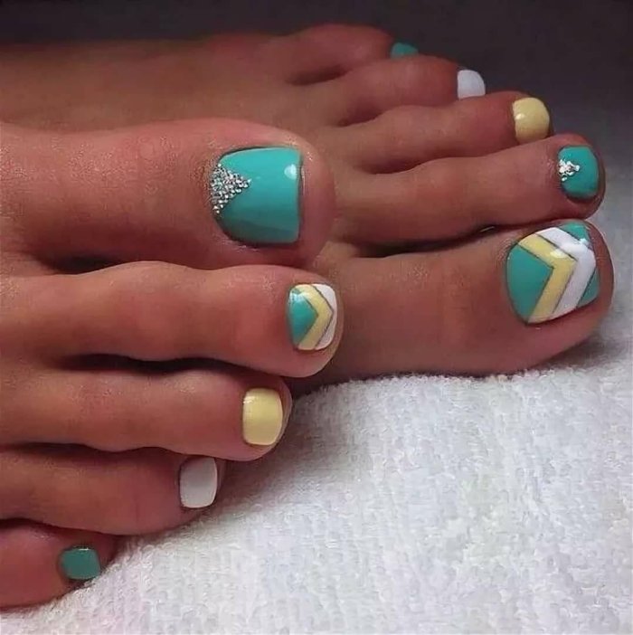 Бирюзовый педикюр