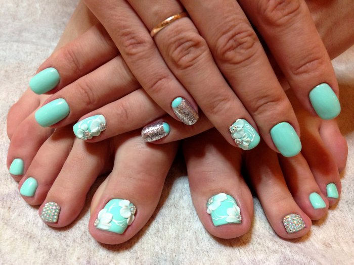 Педикюр бирюза