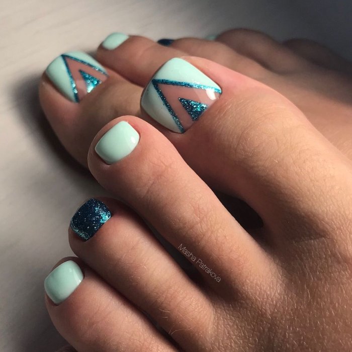 Летний педикюр мятный