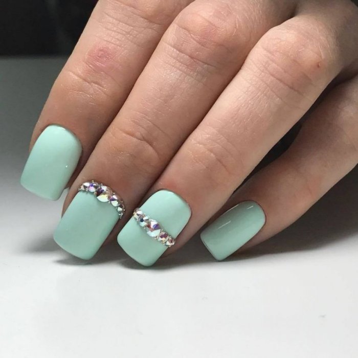 Голубой педикюр