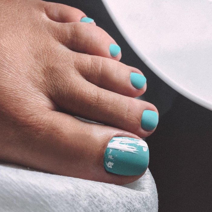 Бирюзовый педикюр